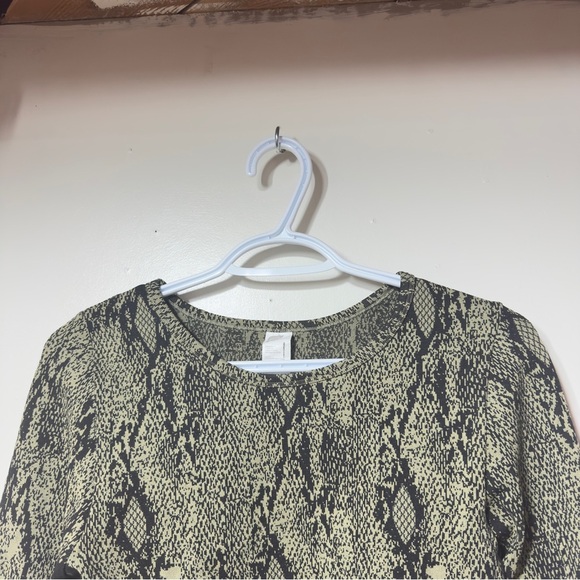 Fabletics Kamila Seamless Long-Sleeve Top Green Reptilia Women Size L - Picture 3 of 7